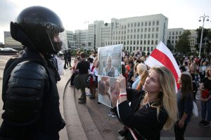 Mobilizações de mulheres ganham força em Belarus e desconcertam Lukashenko; El PAís