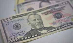 Dólar sobe pela primeira vez em quatro dias, mas cai na semana