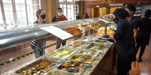 Prefeitura volta autorizar que clientes se sirvam em buffets em Porto Alegre