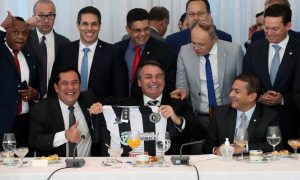 Pré-candidatos disputam apoio de Bolsonaro na eleição virtual com pedido de vídeos e até montagens