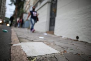 Placa colocada em frente ao Dopinha para denunciar crimes da ditadura é coberta com cimento; Sul 21