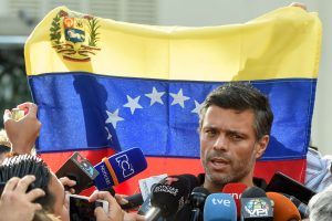 O líder oposicionista venezuelano Leopoldo López chega a Madri; El País