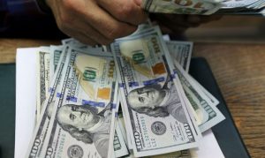 Dólar sobe nesta sexta e encerra semana com alta de 2%