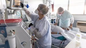 França registra alta de pacientes graves de Covid e autoridades anunciam semanas difíceis nos hospitais; RFI