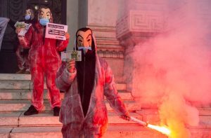 França retoma confinamento, Alemanha fecha bares e Itália tenta aplacar protestos contra restrições; El País