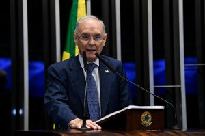 Morre gaúcho eleito senador pelo Rio de Janeiro. Aos 83 anos, Arolde de Oliveira foi vítima de covid-19