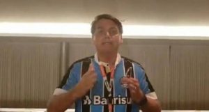 Com número 7 e personalizada, Renato presenteia Bolsonaro com camisa do Grêmio. Ambos costumam ter bastante contato e boa relação; por Eduardo Caspary/ Gremistas.net