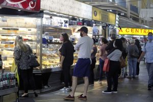 Sem fluxo de clientes, caem as vendas no Mercado Público de Porto Alegre