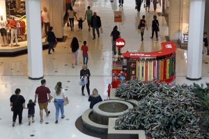 Shoppings de Porto Alegre têm grande fluxo de clientes em primeiro domingo de reabertura; Jornal do Comércio