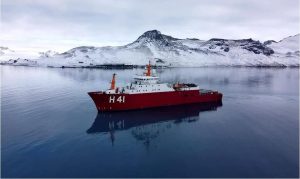 Navio Polar Almirante Maximiano parte com destino à Antártica