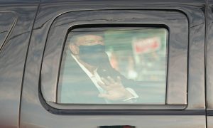 Trump faz passeio de carro para saudar apoiadores em vigília do lado de fora do hospital; O Globo
