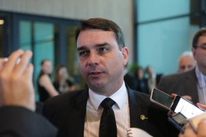 Flávio Bolsonaro diz que devolverá dinheiro público usado para comprar passagens para Noronha; O Estado de São Paulo