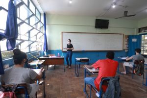 Em bandeira vermelha por duas semanas, quatro regiões terão de interromper aulas presenciais; Jornal do Comércio