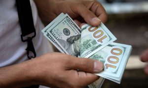 Dólar fecha dia estável, mas sobe 1,58% na semana