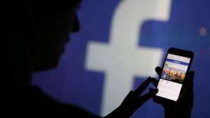 Contra desinformação, Facebook derruba grupo pró-Trump que ganhou 360 mil membros em 48h; BBC