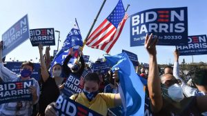 Líderes mundiais felicitam Biden e multidão toma as ruas dos EUA; RFI