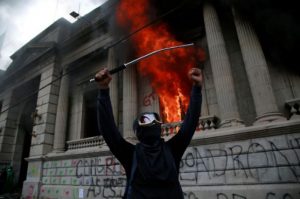 Centenas de manifestantes ocupam e incendeiam o Congresso da Guatemala; El País