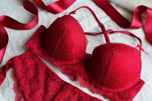 Justiça do Peru arquiva caso de estupro porque vítima usava lingerie vermelha; PoA 24 Horas