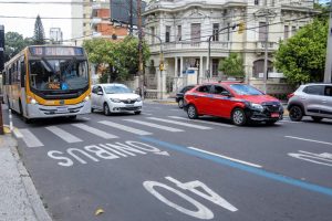 Porto Alegre: Novas faixa exclusiva e ciclovia qualificam transporte coletivo e a mobilidade ativa