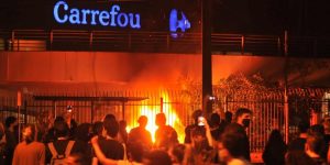 Protesto no Carrefour termina com confronto entre manifestantes e Brigada Militar; Correio do Povo