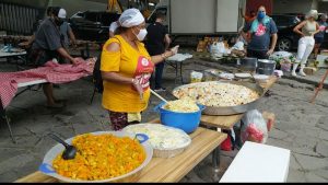 Porto Alegre: Cozinheiros do Bem realizam almoço com 400kg de alimentos doados pelos Mercadeiros