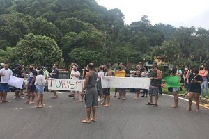 Incertezas com fim de ajuda do governo e repique da Covid fomentam protestos contra fechamento do comércio; Folha de São Paulo