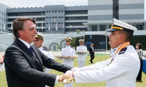 Bolsonaro participa, no Rio, de formatura na Escola Naval