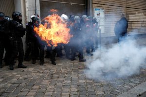 Violência marca terceiro sábado de protestos contra a lei de segurança na França; El País