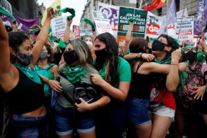 Argentina fica a um passo de legalizar o aborto após aprovação pela Câmara dos Deputados; El País