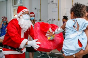 Porto Alegre: Papais Noéis descem de rapel no Natal do Hospital Presidente Vargas