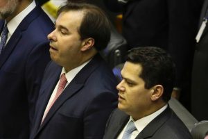 STF barra reeleição de Maia e Alcolumbre. Os ministros Luís Roberto Barroso, Edson Fachin e Luiz Fux votaram neste domingo contra a possibilidade de reeleição dos presidentes da Câmara e do Senado. Com os três últimos votos, o Supremo barrou a tese de reeleição na mesma legislatura; por Rafael Moraes Moura/ O Estado de São Paulo