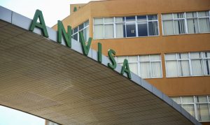 Anvisa recebe pedido de registro definitivo da vacina de Oxford/Fiocruz.   A AstraZeneca enviou hoje à Anvisa o pedido de registro definitivo da vacina de Oxford