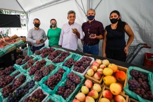 Porto Alegre: Prefeito visita Feira da Uva e da Ameixa no Largo Glênio Peres