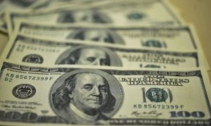 Dólar encosta em R$ 5,80 e fecha no maior valor em 10 meses. Bolsa cai quase 4% e atinge menor nível em uma semana