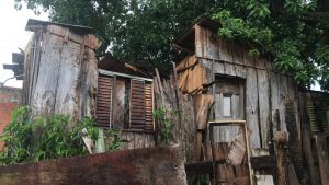 Porto Alegre: Defesa Civil interdita casas no bairro Partenon por risco de desabamento