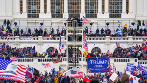 Manifestantes pró-Trump invadem Capitólio e chocam comunidade internacional; RFI