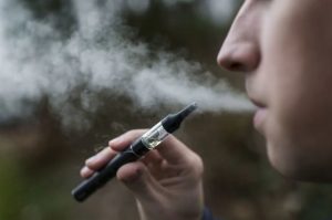 Cigarro eletrônico se torna um produto do tabaco como outro qualquer; SwissInfo