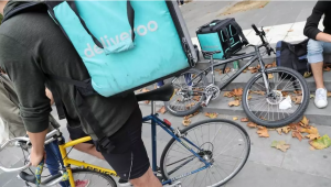 Entregador de aplicativo Deliveroo na França se nega a atender judeus e justiça é acionada; RFI