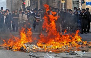 Os ultraortodoxos da tribo rebelde haredi inflamam Israel; El País