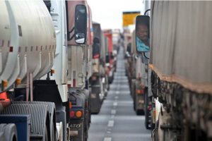 Sentimento de “traição” com aumento do diesel impulsiona greve dos caminhoneiros; Metrópoles