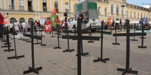 Manifestação com cruzes pede saída de Bolsonaro em Porto Alegre; Correio do Povo