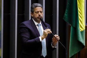 Lira afirma que não há crise entre os Poderes e que caso do deputado preso é ponto fora da curva