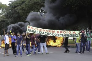 Bolsonaro apela para que caminhoneiros não façam greve. Governo estuda medidas para reduzir preço do diesel, diz presidente