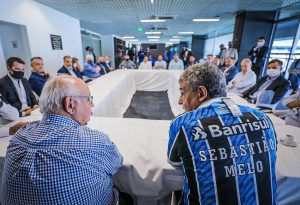 Porto Alegre: Melo visita presidente do Grêmio, veste camisa tricôlor e discute retomada das obras do entorno da Arena