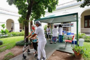 Porto Alegre: Idosos do Asilo Padre Cacique recebem segunda dose da vacina contra a Covid-19