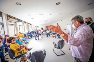 Melo visita Pronto Atendimento Cruzeiro do Sul e conversa com servidores