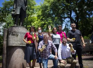 Porto Alegre: Vereadores limpam monumento pichado em frente à Câmara