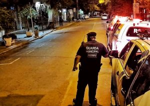 Porto Alegre: Guarda Municipal dispersa aglomeração na orla de Ipanema