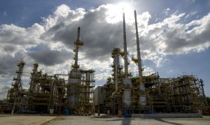 Petrobras aumenta preço da gasolina em cerca de 8% nas refinarias. Preço médio do litro subiu R$ 0,17