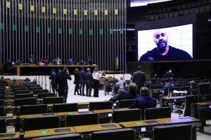 Deputado Daniel Silveira pede desculpas pelo vídeo que motivou sua prisão. Câmara vai decidir na sessão de hoje se mantém o parlamentar preso